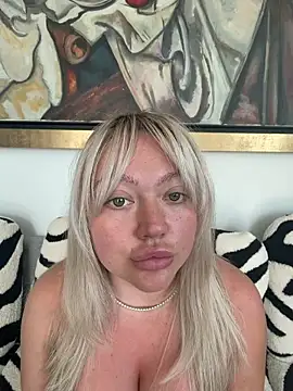 Webcam Model (misstitmouseofficial) is live