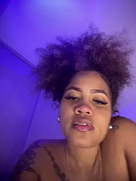 riri_brunnete's Stripchat show and profile