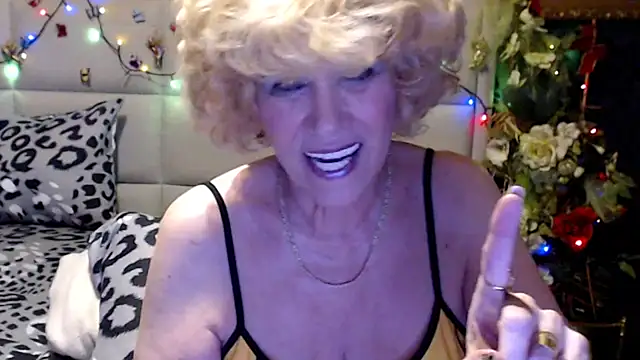 HappyWomanOn webcam