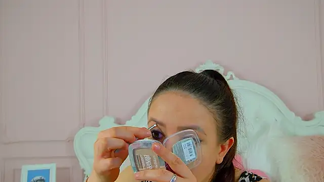 elinabellucci (F young) - Shaking ass