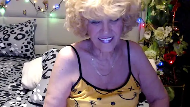 HappyWomanOn webcam