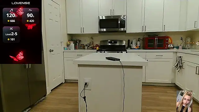 Blondiewithanass webcam