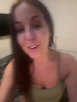 petitehotwife4u webcam