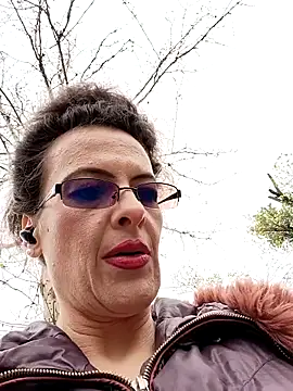 rebeccanoble (F milf) - Flash 1 nipple outside