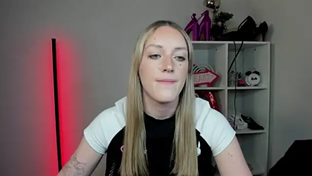 EvelynBlond webcam