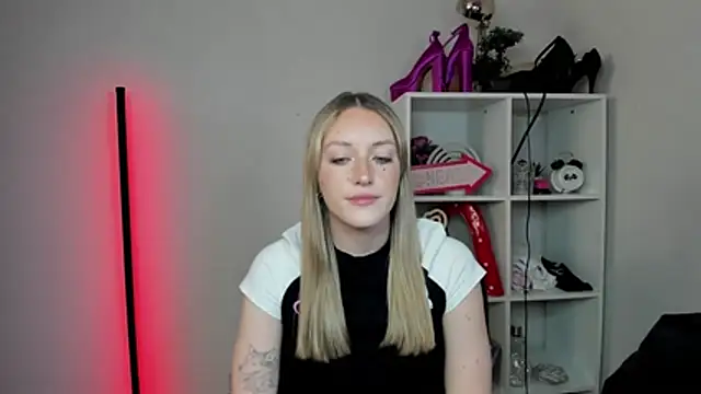 EvelynBlond webcam