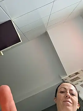 risky_woman (Ask my age) - NAKED SQUIRT ..strangers here