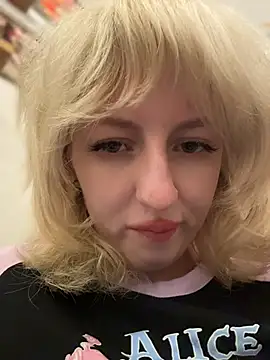 ronniekiss (F young) - Pussy close to camera