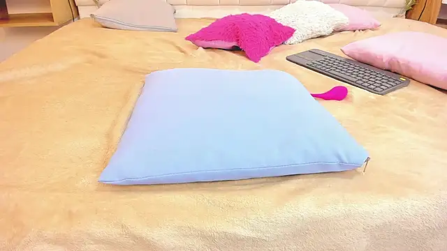 mask_red_girl webcam