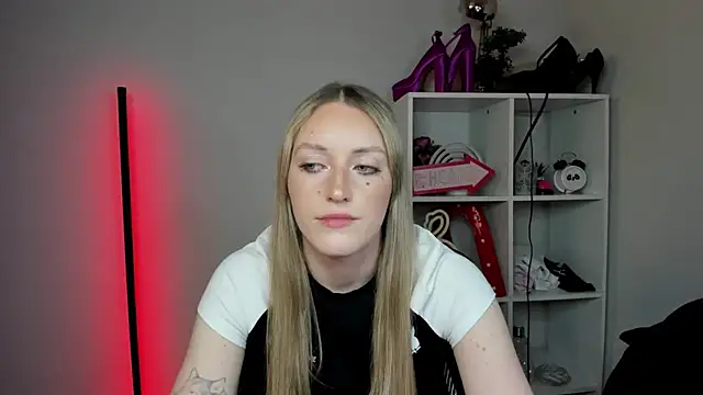 EvelynBlond webcam