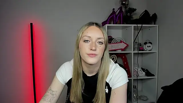 EvelynBlond webcam