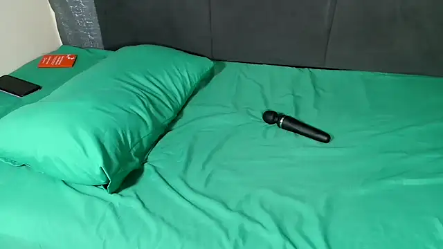 hugetitisxx (F young) - lets go wild,,,,,daddies