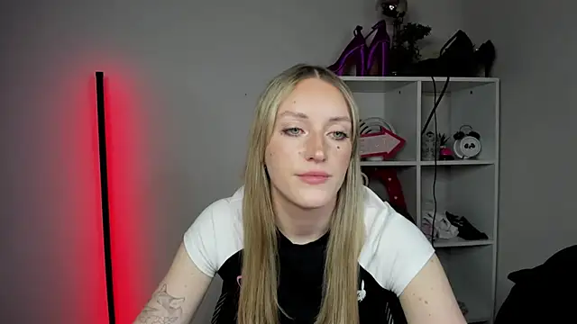 EvelynBlond webcam