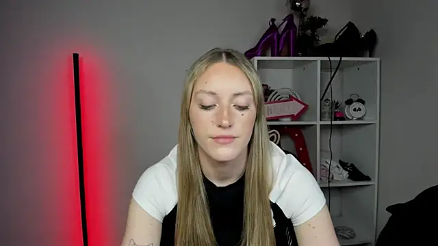 EvelynBlond webcam