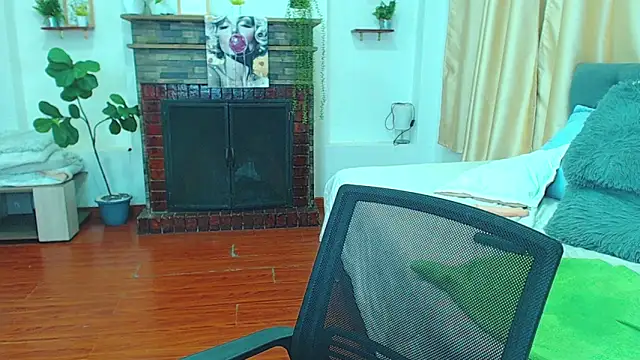 emma_hassani (F young) - SPANK ASS X10 COB BOTH HANDS