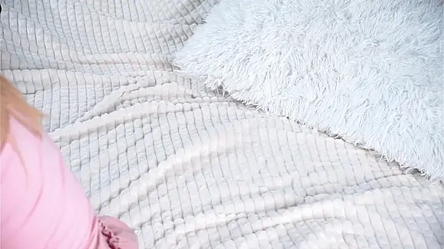 sunnivacovil (F teen) - Warm my clit with my ferri