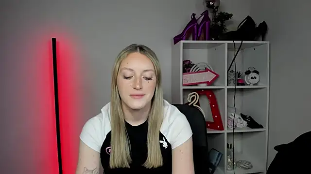 EvelynBlond webcam