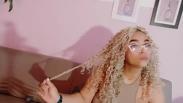 Luana_curly webcam