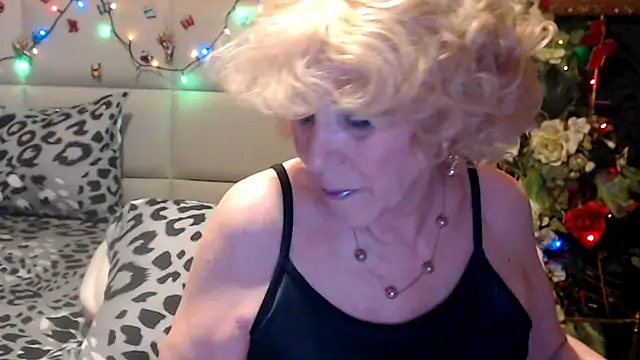 HappyWomanOn webcam