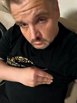 Ronny2510 live sex cam