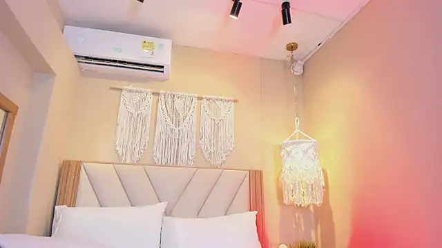 NahimiThompson webcam