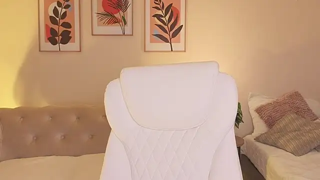 dahianawalcott (F young) - Naked and fingers in my pussy 😈🔥