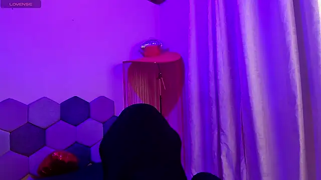 horny_tgn (Ask my age) - a long kiss with