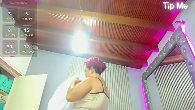 Paulinna_Curvy webcam