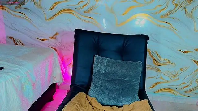 EbonyHansNight webcam