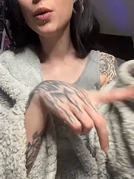 MissMidnightUK webcam