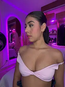 rossie_blooms (F teen) - Kiss bobbies😏😏🤭