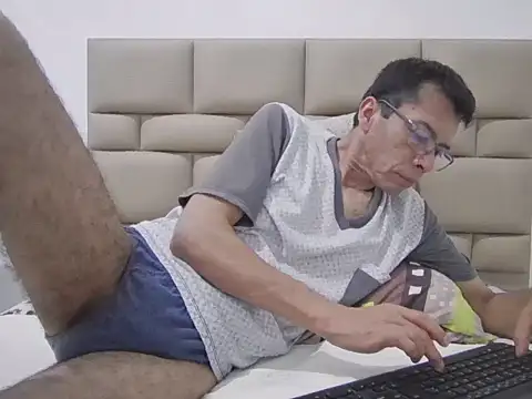 skinnylatino51 webcam