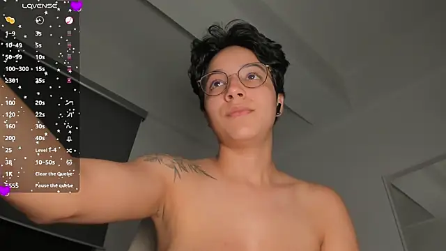 laura-hills18 webcam