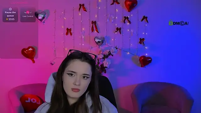 liana_kisses (F teen) - show tits♥