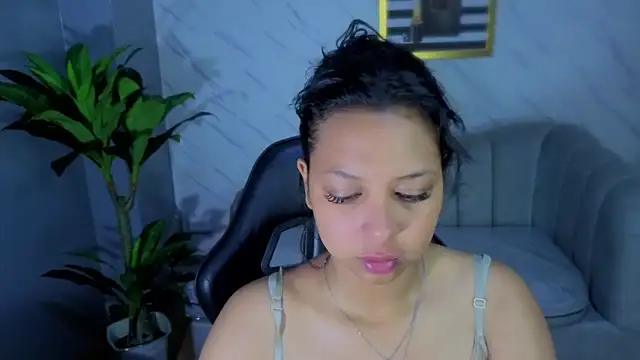 Kristen_black_T webcam