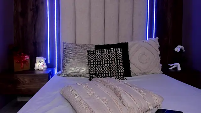 LucySalvatore_ webcam