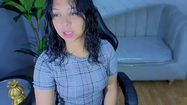 Kristen_black_T webcam