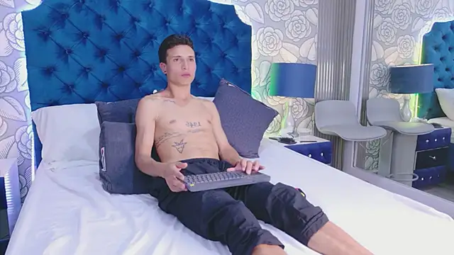 ChloeAndJeanPaul webcam