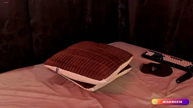 miaknox (F young) - Nipple play close up