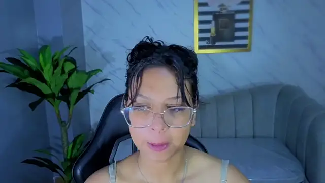 Kristen_black_T webcam