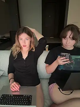 Nura_n_Sarah webcam