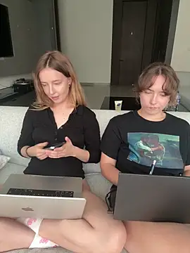 Nura_n_Sarah webcam