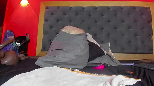 YayaHilton live sex cam