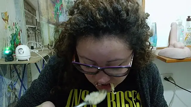 curly_greeneyed webcam