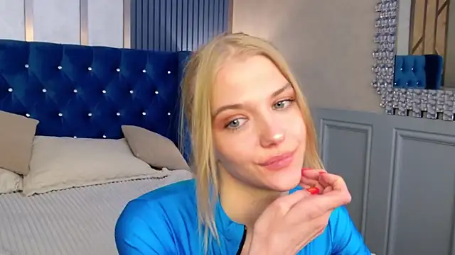 4example_Chloe webcam