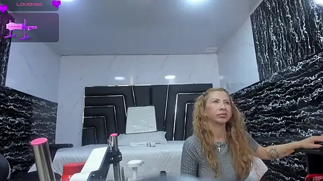 Ladyy_Scarlett webcam