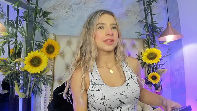 littleejaz (F teen) - Show Dildo in Boobs 🍆