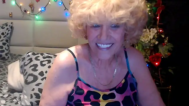 HappyWomanOn webcam