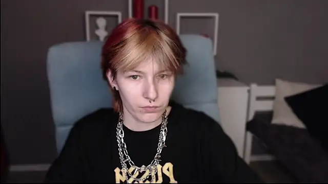 guitarandangell (F young) - boob show for five minutes