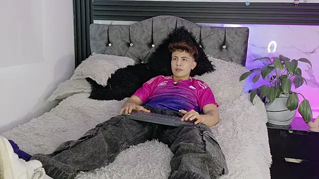 saimonvela - Saimonvela's free webcam - UK Sex Cams